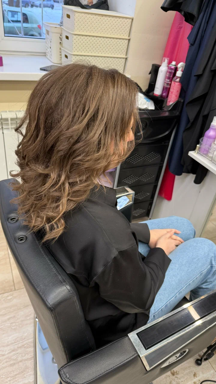 Укладка волос со спины после работы мастера