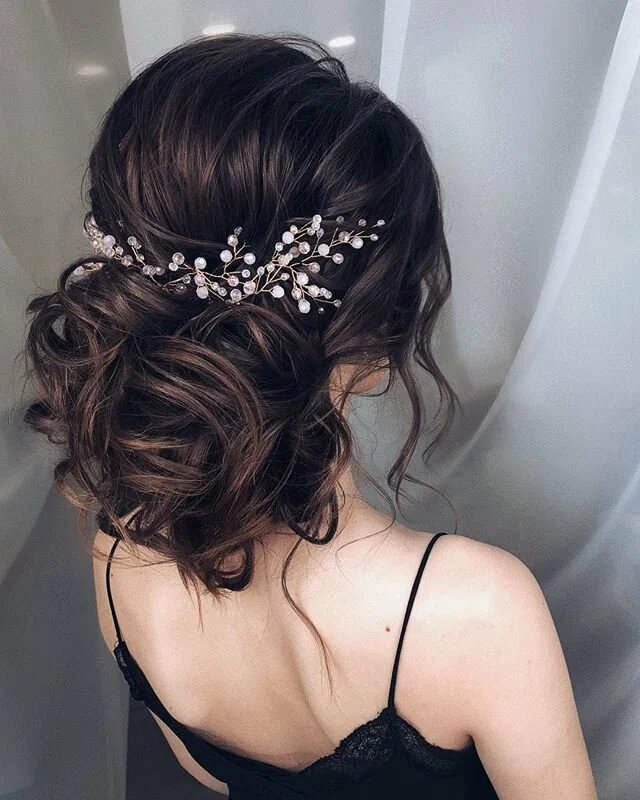 Вечерняя прическа с украшением