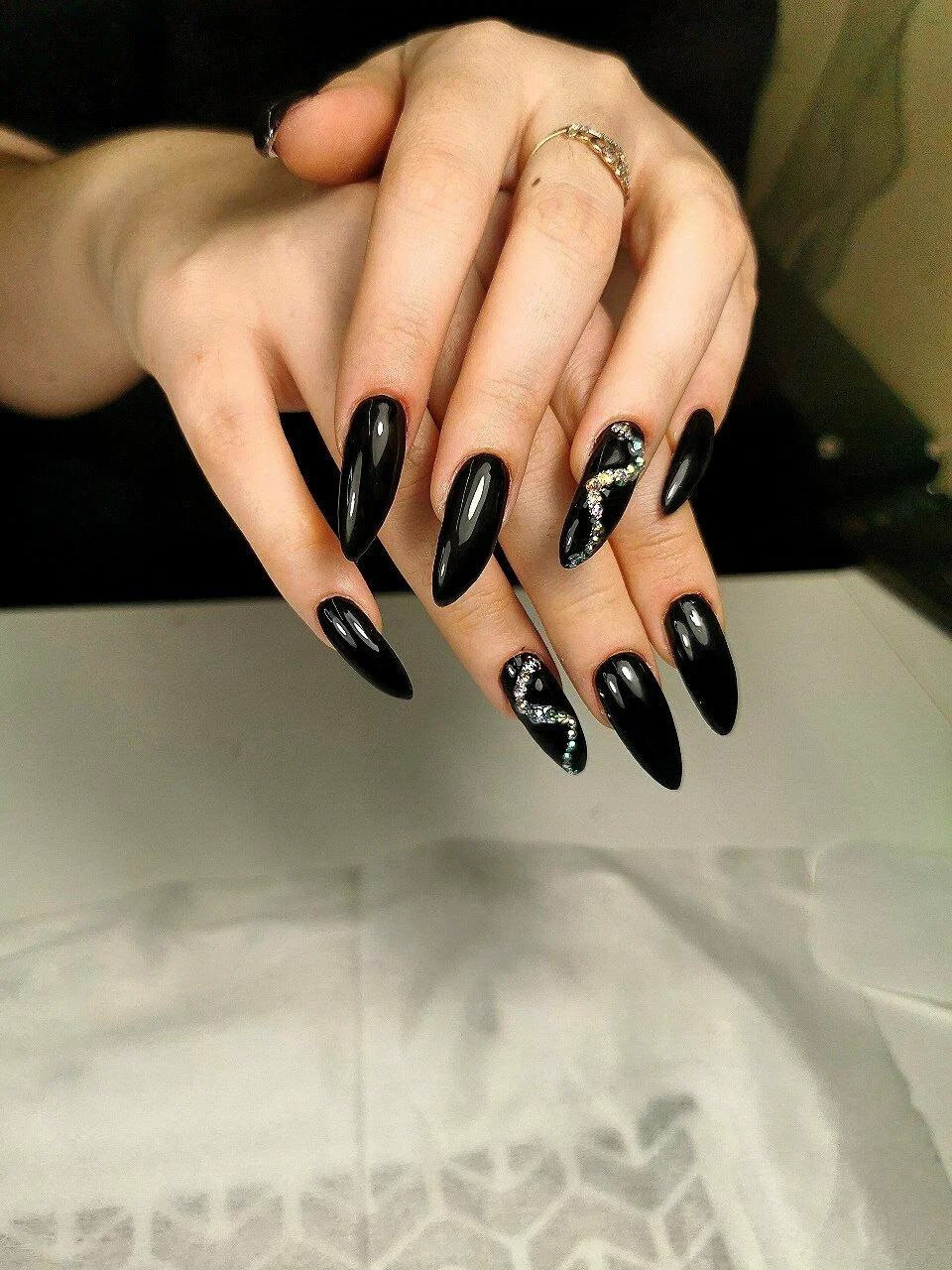 Темный дизайн ногтей